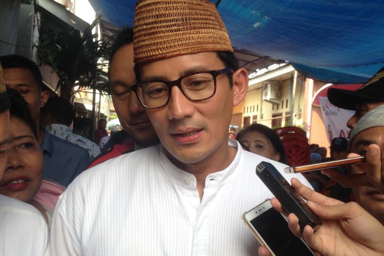 Wakil Gubernur Terpilih DKI Jakarta Sandiaga Uno usai meyapa warga di kawasan Palmerah, Jakarta Barat, Jumat (19/5/2017).