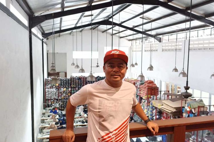 Asep Andian pengusaha topi asal Cigondewah Kabupaten Bandung, Jawa Barat berhasil membuat produknya tembus sampai 32 negara