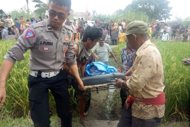Polisi dan warga saat mengevakuasi korban tertabrak kereta api di perlintasan ilegal di Kabupaten Serdang Bedagai, Sumatera Utara, Sabtu (22/7/2023)