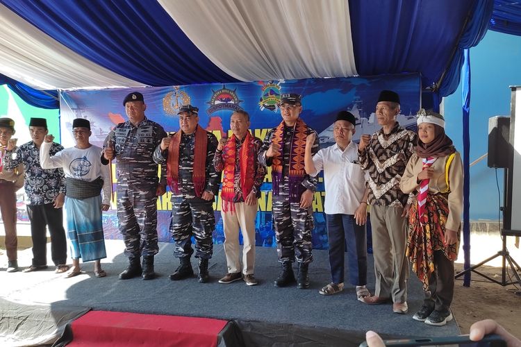 Suasana para anggota TNI AL mengunjungi Teluk Awang, wilayah yang berpotensi gangguan keamanan