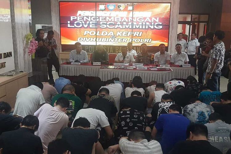 Polisi kembali mengamankan 42 warga negara asing (WNA) asal China yang terlibat kasus love scamming, Polisi mengamankan para pelaku di dua pulau terluar yang ada di Kecamatan Belakangpadang, Batam, Kepulauan Riau (Kepri) yakni Pulau Kasu dan Pulau Bontong, Selasa (5/9/2023).