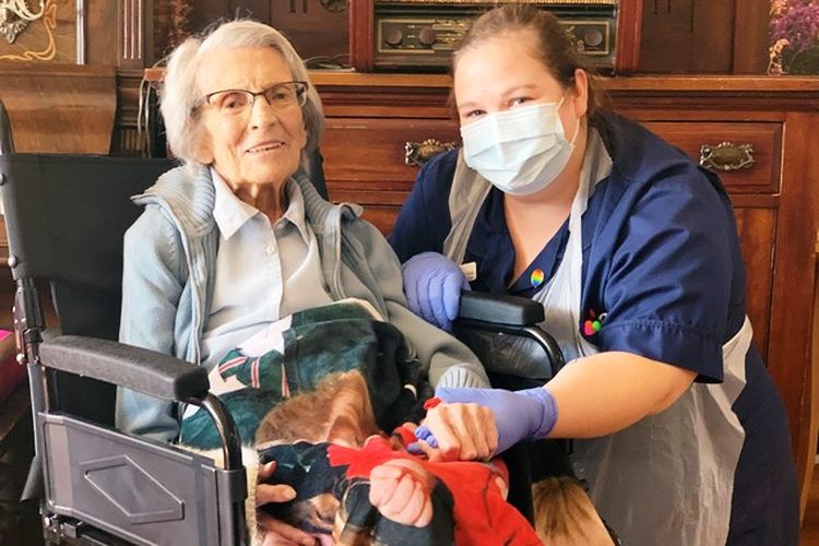 Foto selebaran yang diambil dan dirilis oleh Sandwell dan West Birmingham NHS Trust pada 15 April 2020, memperlihatkan pasien Covid-19 yang pulih, Connie Titchen (106) bersama dengan saudara perempuannya.