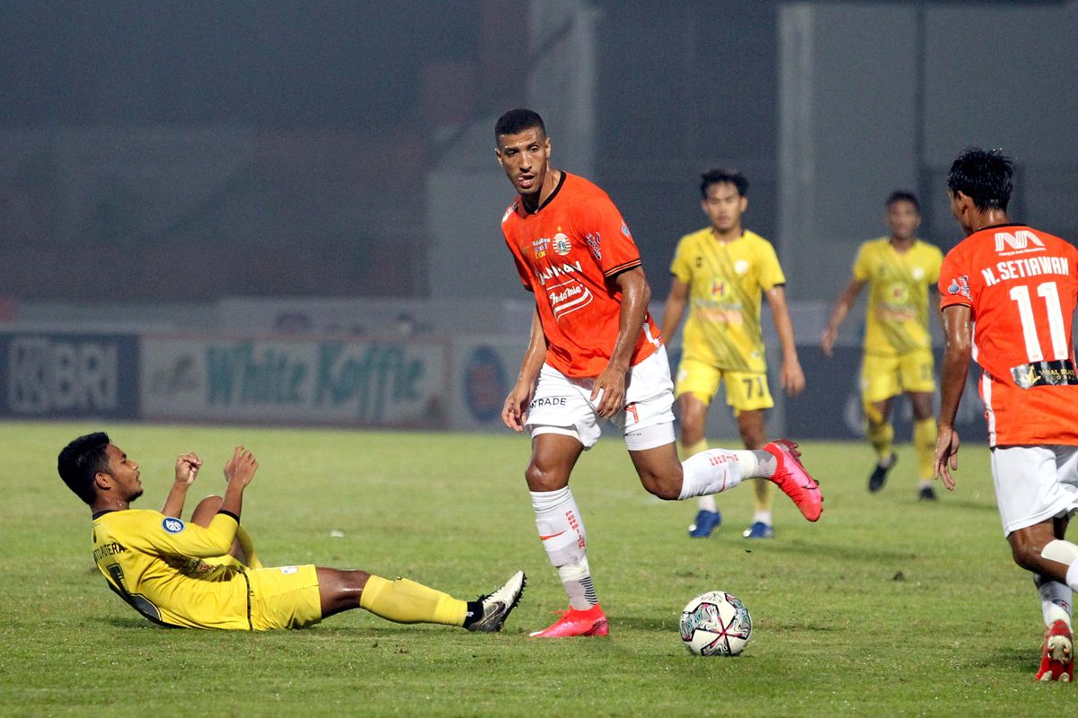 Pemain Persija Jakarta Yann Motta lolos dari pengawalan pemain Barito Putera saat pertandingan pekan 11 Liga 1 2021-2022 yang berakhir dengan skor 1-1 di Stadion Moch Soebroto Magelang, Jumat (5/11/2021) malam.
