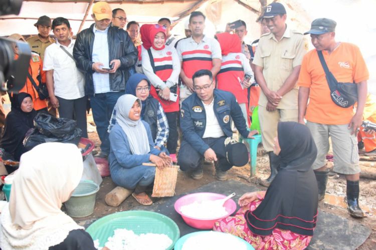 Gubernur Jawa Barat (Jabar) Ridwan Kamil meninjau lokasi bencana longsor di Desa Pasir Madang, Kecamatan Sukajaya, Kabupaten Bogor, Selasa (28/1/20).