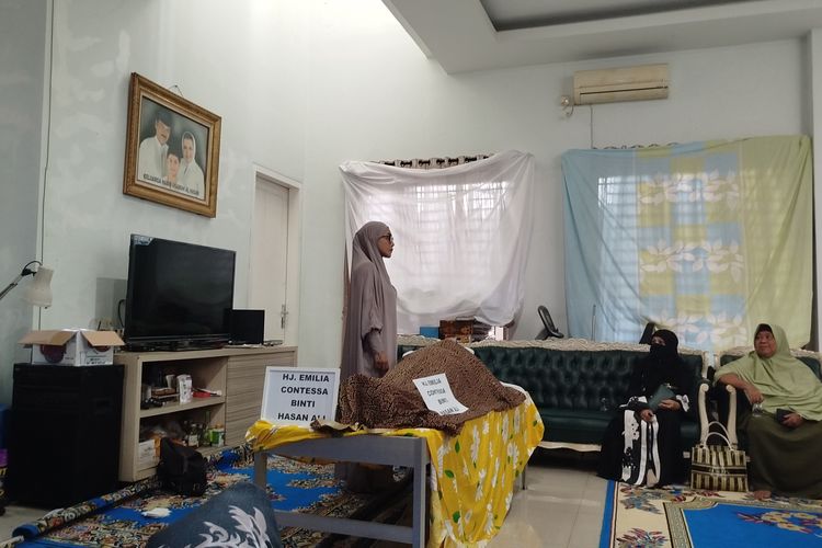 Jasad Emilia Contessa ditemani anaknya, Denada di rumah duka, Selasa (28/1/2025) 