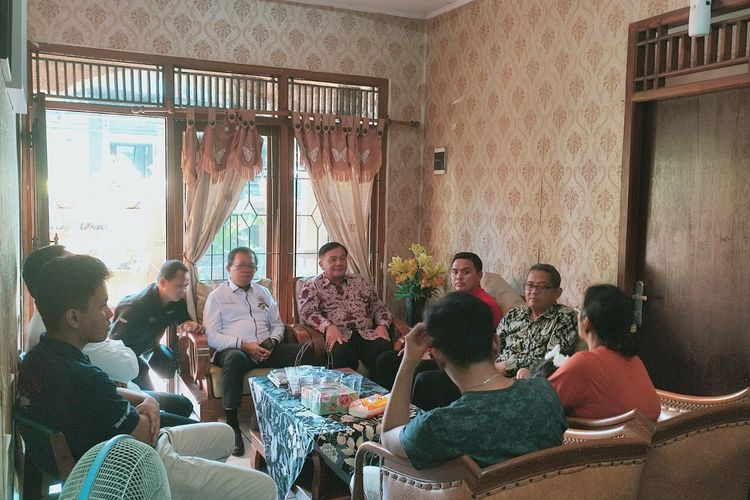 Ketua Komisi Kepolisian Nasional (Kompolnas) Irjen (Purn) Benny Mamoto mengunjungi rumah mendiang Iwan Boedi di Banyumanik, Semarang, Kamis (8/6/2023).