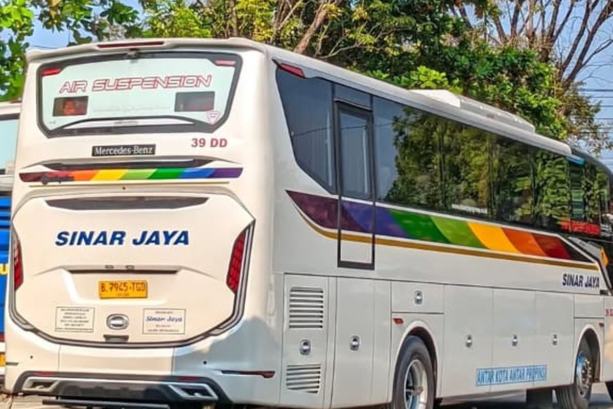 Lampu tambahan di bus PO Sinar Jaya 