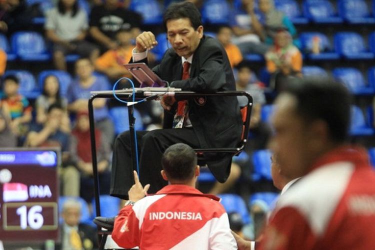 Wasit asal Singapura, Muhammad Radi, dinilai telah mengeluarkan keputusan kontroversial saat laga sepak takraw putri antara Malaysia dan Indonesia, di Kuala Lumpur, Minggu (20/8/2017).