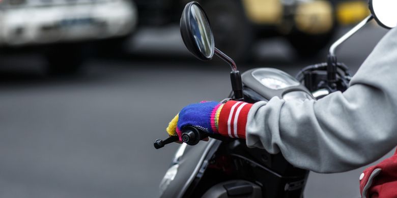 Aksi Nekat Pengendara Motor, Tak Pakai Helm Melintas di Jalan Tol MBZ Berujung Ditilang