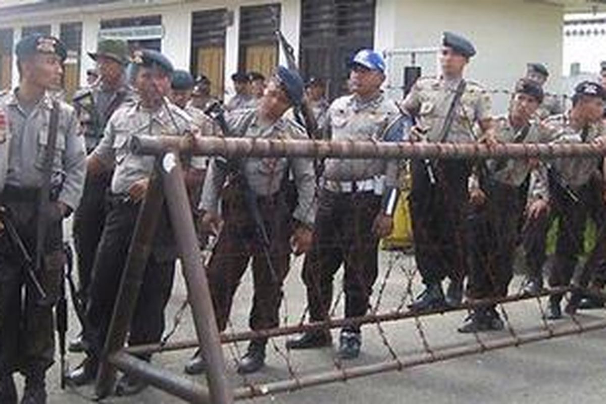 Puluhan personel Brimob Polda Kaltim berjaga-jaga di depan Polresta Tarakan sesaat sebelumnya massa datang mengepung.