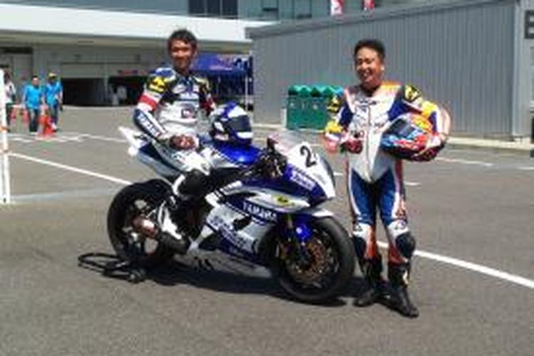 Pebalap Yamaha Racing Indonesia, Imanuel Putra Pratna (kiri) dan Shigeru Ibaraki, berpose setelah menjalani sesi kualifikasi Suzuka 4 Hours di Sirkuit Suzuka, Jepang, Jumat (26/7/2014).