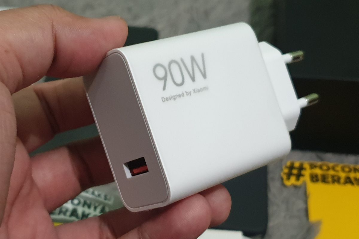 Adapter charger Poco X7 Pro yang mendukung pengisian daya dengan kecepatan 90 watt.