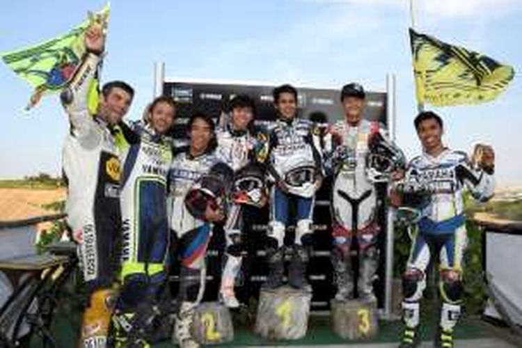 Pebalap Yamaha asal Italia, Valentino Rossi (dua dari kiri), berpose bersama Imanuel Putra Pratna, Galang Hendra Pratama, dan tiga pebalap Asia lainnya setelah berlatih flat track di Motor Ranch, Tavullia, Italia, Rabu (6/7/2016).