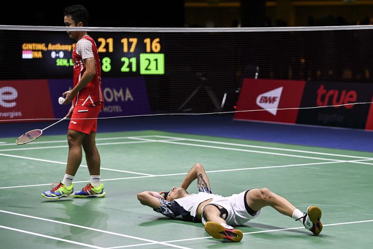 Ekspresi dari pebulutangkis tunggal putra India Lakshya Sen (bawah) usai mengalahkan pebulu tangkis tunggal putra Indonesia Anthony Sinisuka Ginting dalam pertandingan babak final Piala Thomas 2022 di Impact Arena, Bangkok, Thailand, Minggu (15/5/2022). Lakshya Sen kalahkan Ginting dengan skor 8-21, 21-17, dan 21-16.