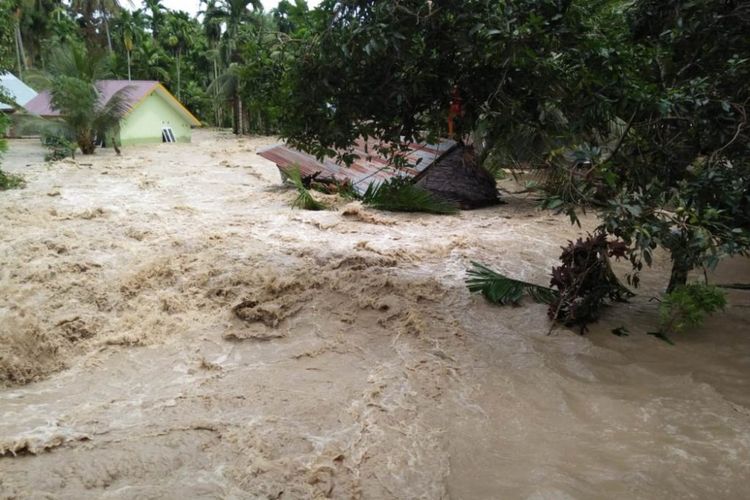 Salah satu rumah warga yang hancur dihantam banjir di Desa Kumbang, Kecamatan Syamtalira Aron, Kabupaten Aceh Utara, Sabtu (17/11/2018).