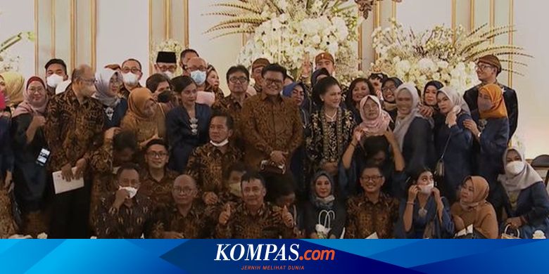 Momen Lucu Iriana Berfoto dengan "Bestie" Tutupi Pengantin hingga Jokowi, Kaesang: Tolong untuk Ibu-ibu...