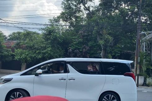 Prabowo dan Gibran Satu Mobil Usai Bertemu Jokowi di Solo, Kompak Pakai Baju Putih