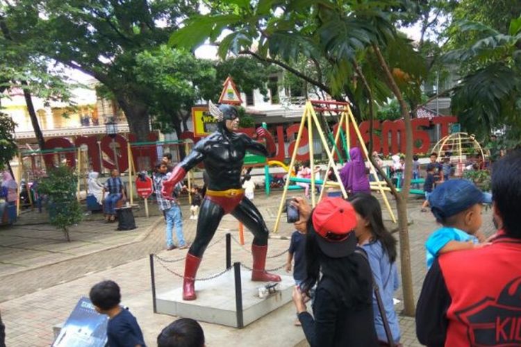 Suasana di Taman Superhero yang ramai dikunjungi masyarakat Kota Bandung.
