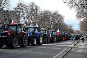 Demo Besar di Perancis, Petani Kerahkan 350 Traktor ke Paris