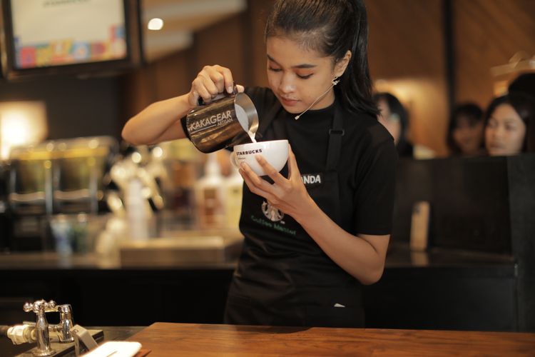 Euis Wanda, barista Starbucks Mulawarman Balikpapan, menekuni latte art sebagai cara mengekspresikan kreativitas sekaligus memberi pengalaman personal bagi pelanggan.