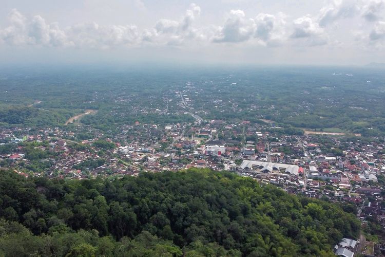 Kota Wonogiri dilihat dari puncak Gunung Gandul.