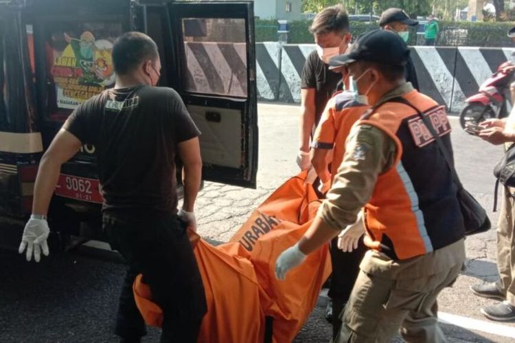 Gabungan Petugas Saat Melakukan Evakuasi Jasad Jon Angker (45) Asal Warga Jayapura yang ditemukan Tak Bernyawa di dalam Selokan di Jalan Prapat Kurung, Perak Utara, Surabaya, Kamis, (21/10/2021).