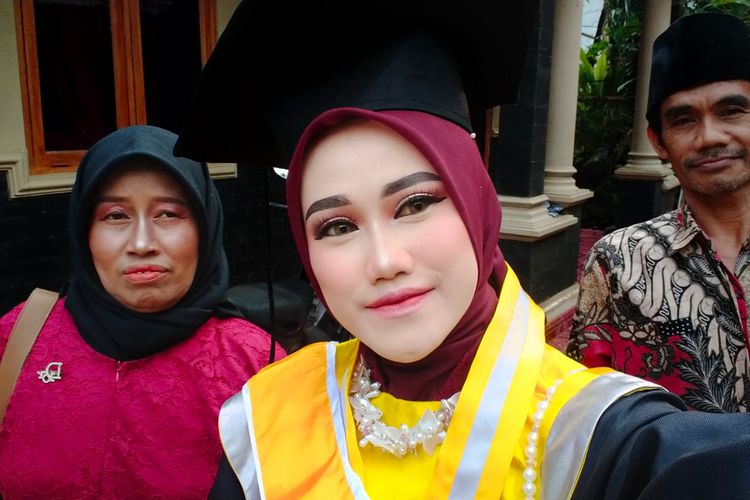 Lulusan terbaik wisuda ke-147 Universitas Jenderal Soedirman (Unsoed) Purwokerto, Samini berfoto bersama kedua orangtuanya, Selasa (24/1/2023)