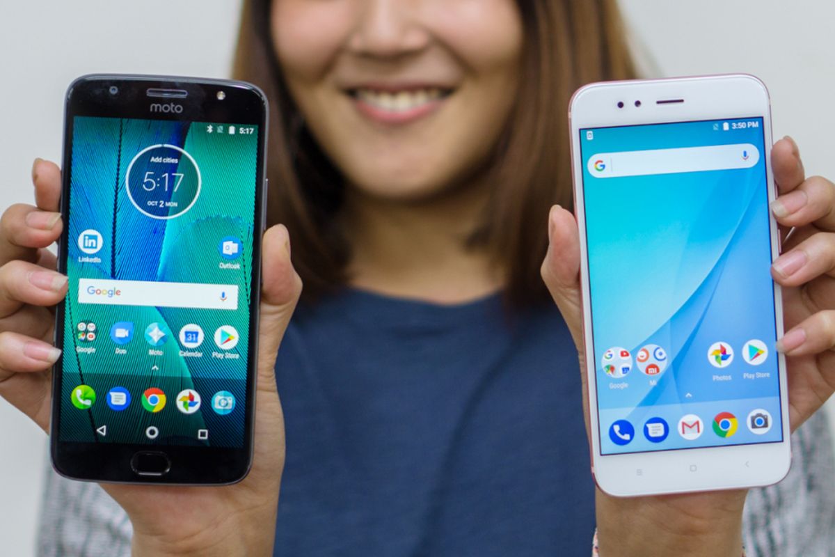 Smartphone kamera ganda Motorola Moto G5S Plus (kiri) dan Xiaomi Mi A1.