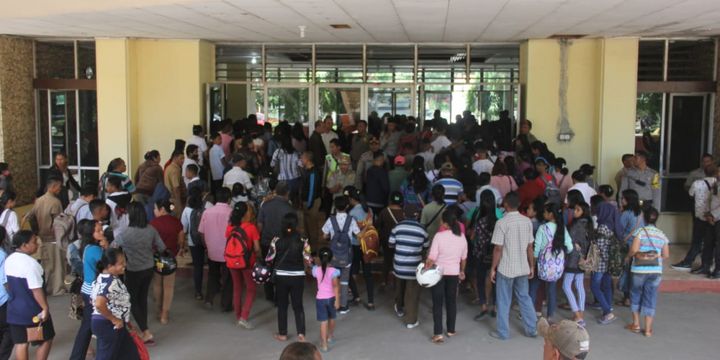 Ratusan orang tua murid di Kota Kupang, menggelar aksi unjuk rasa di kantor DPRD NTT, Rabu (11/7/2018)