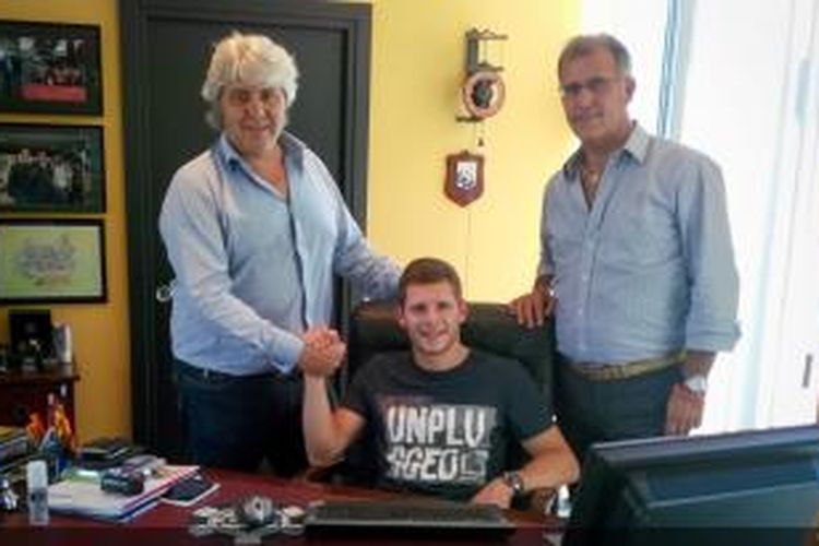 Pebalap Jerman, Stefan Bradl (tengah), resmi membalap bersama NGM Forward Racing untuk MotoGP 2015.