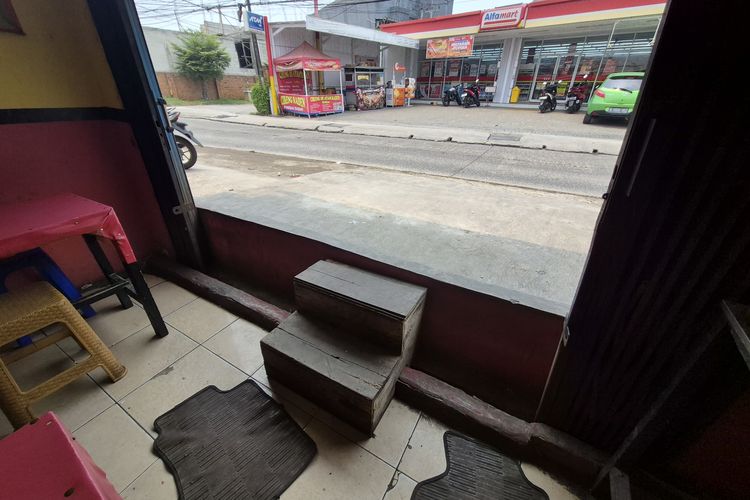 Banjir Berulang di Jalan Raya Keadilan Depok, Warga Pasang Pembatas agar Air Tak Masuk Rumah