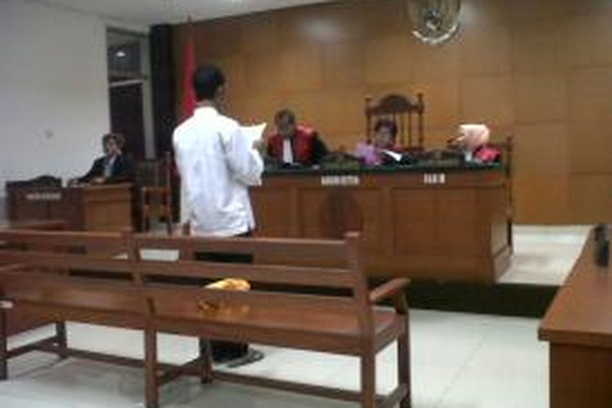 Pengadilan Negeri Jakarta Timur menjatuhkan vonis dua tahun penjara kepada Ridwan alias Tompel (18), pelajar yang menjadi pelaku penyiraman air keras di bus PPD 213 jurusan Kampung Melayu-Grogol. Rabu (26/2/2014).