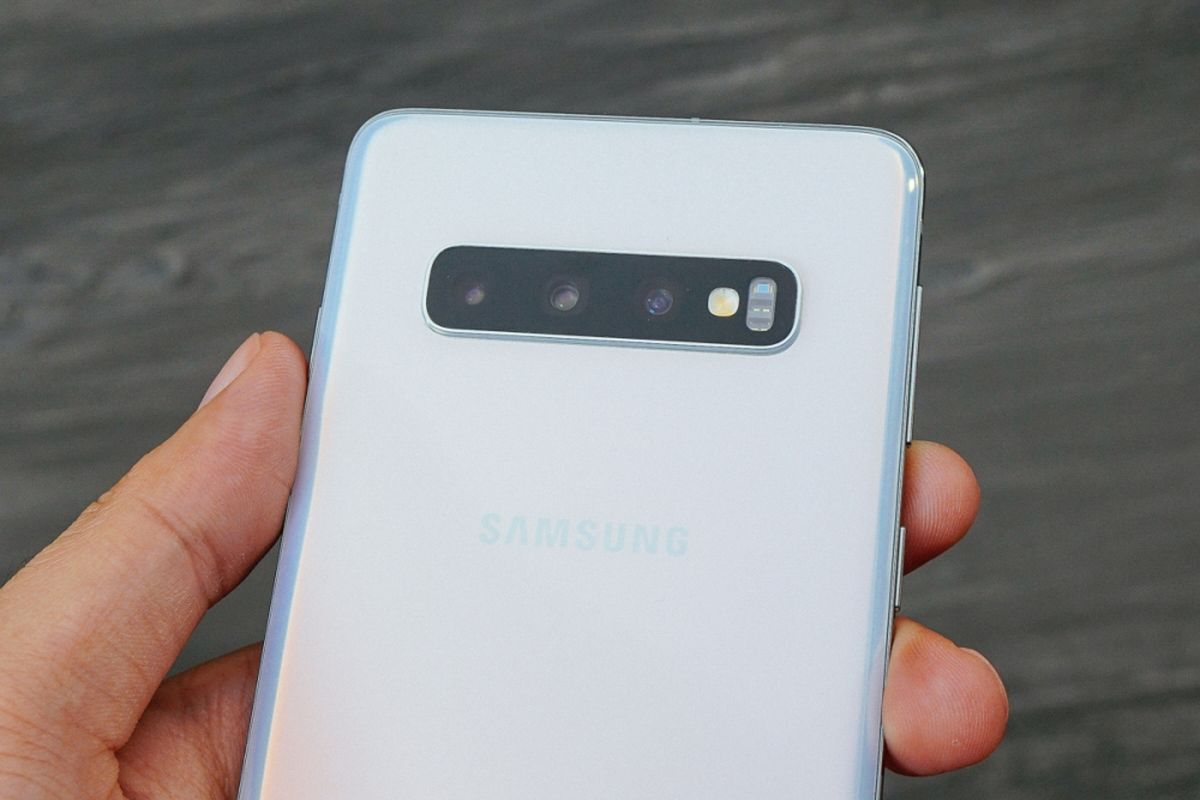 Di punggung, Galaxy S10 dan Galaxy S10 Plus memiliki tiga kamera dengan sudut pandang ultra-wide, wide, dan short telephoto.
