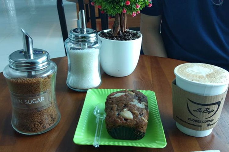 Banana cake di La Bajo Flores Coffee, Bandara Komodo, Labuan Bajo, Manggarai Barat, Nusa Tenggara Timur, Sabtu (14/4/2018).