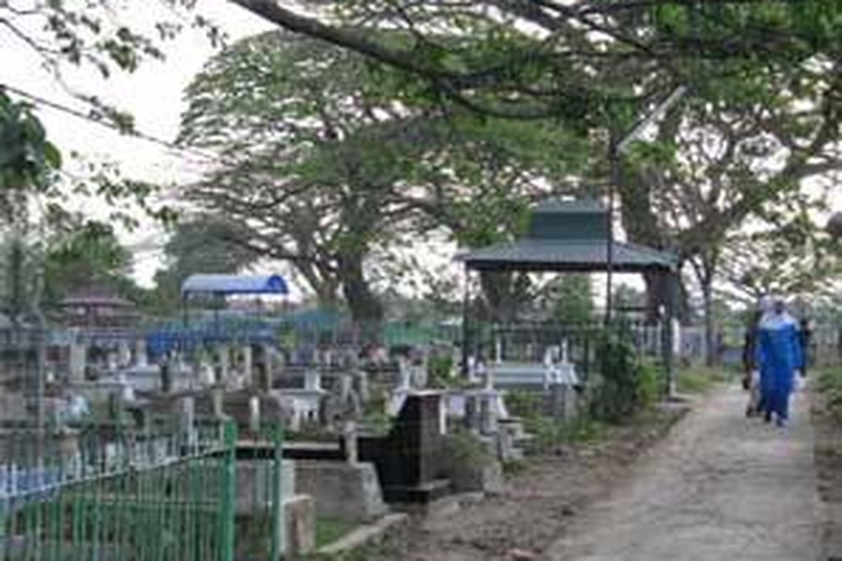 Keluarga terpidana mati Sumiasih dan Sugeng, telah memesan dua lahan di TPU Sama'an Kota Malang untuk menguburkan dua terpidana mati atas kasus pembunuhan berencana tahun 1988 itu. Tampak dalam gambar, suasana TPU Sama'an Kota Malang, Kamis (17/7).