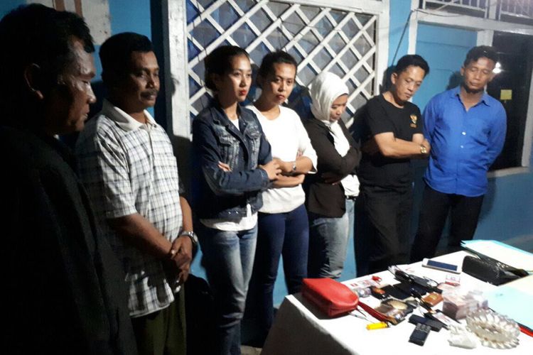 Sebanyak 7 orang oknum anggota LSM diamankan di Mapolsek Muara Padang