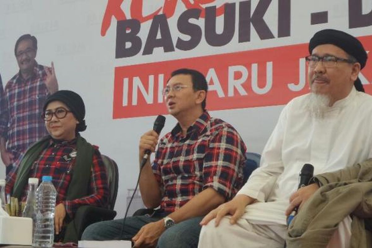 Calon gubernur DKI Jakarta Basuki Tjahaja Purnama dan dua kakak angkatnya, Nana Riwayati dan Andi Analta Amir, di Rumah Lembang, Menteng, Jumat (16/12/2016). 