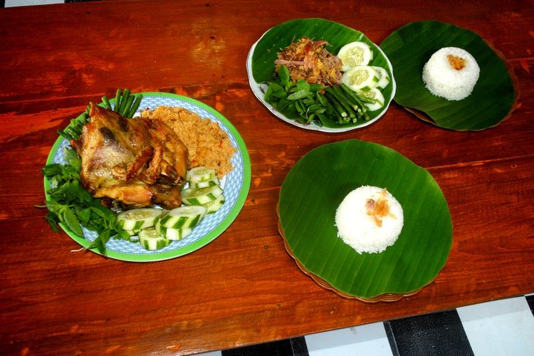 Ayam Pencok di Kedai Mbok Soem di Dusun Bungas, Desa Sulursari, Kecamatan Gabus, Kabupaten Grobogan, Jawa Tengah, Minggu (28/2/2021).