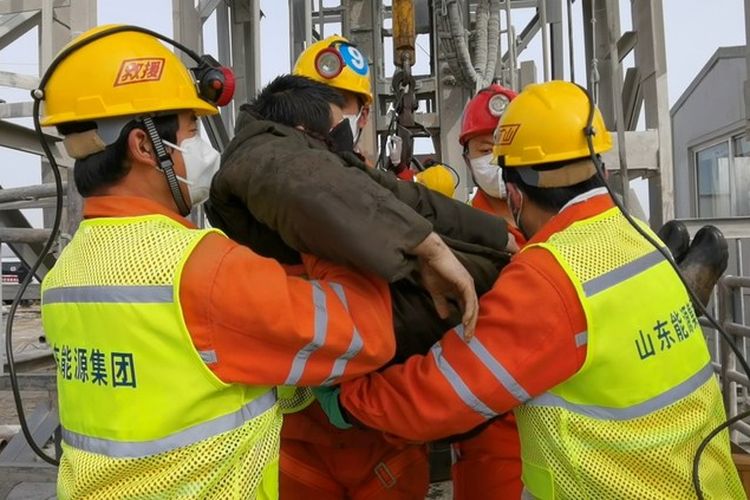 Tim penyelamat berhasil mengevakuasi 11 penambang yang terjebak di dalam tambang emas Hushan di Provinsi Shandong, China, pada Minggu (24/1/2021).