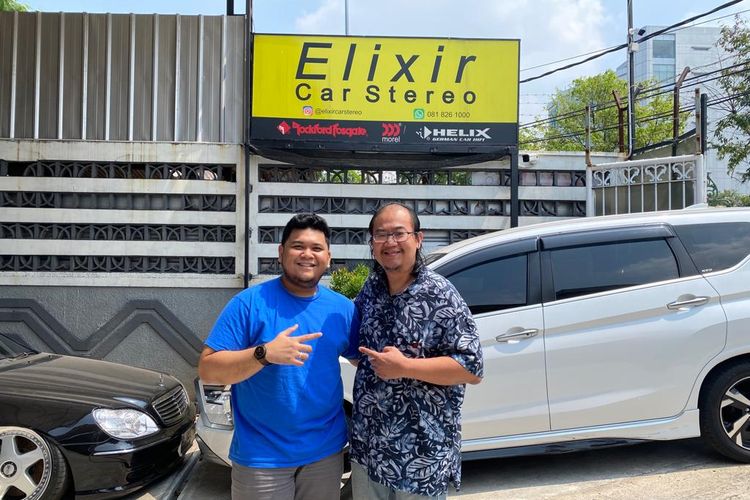 Emir Fajri, CO Founder sekaligus Product Spesialist Elixir Car Stereo bersama Utanto Wibowo, punggawa sekaligus tuner dari Elixir Car Stereo