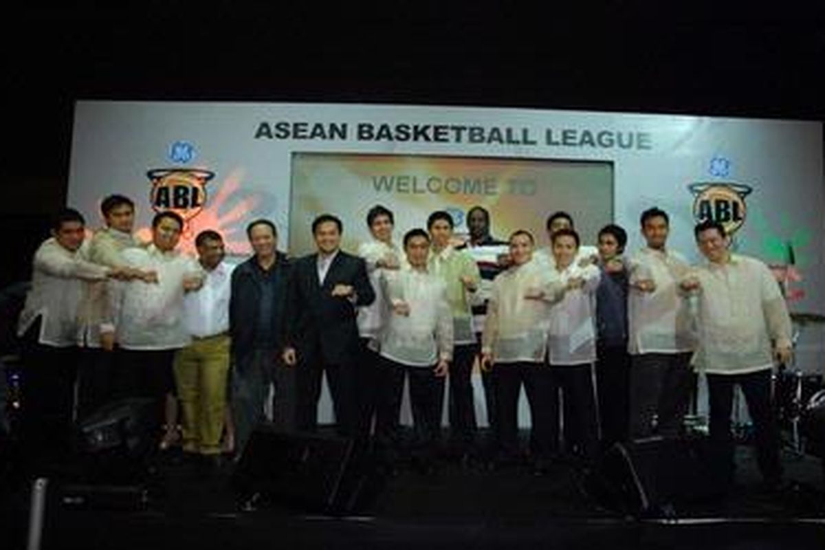Para pemain Philippine Patriots menunjukkan cincin ABL yang diberikan saat acara Championship Presentation Dinner, di Hotel Garden, Kuala Lumpur, Malaysia, Selasa (9/3/10).