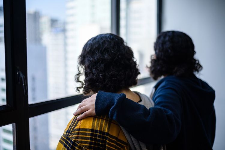 Rawan (baju kuning) dan Reem pada 22 Februari 2019. Kakak beradik berusia 18 dan 20 tahun ini mengaku kabur dari siksaan keluarganya di Arab Saudi, dan kini bersembunyi di Hong Kong.