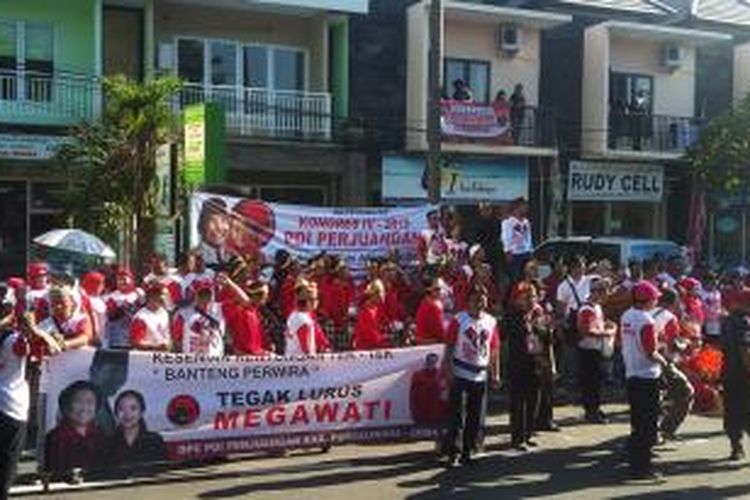 Simpatisan PDI Perjuangan menggelar aksi damai yang menampilkan berbagai pementasan kesenian tradisional di arena Kongres PDI Perjuangan di Sanur, Bali, Kamis (9/4/2015). 