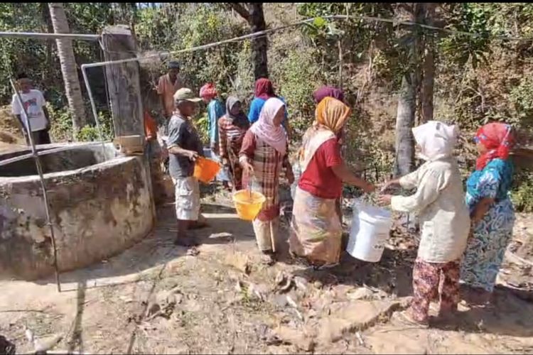 Satu Sumur Jadi Rebutan Tiga Dusun di Pamekasan, Warga Rela Antre 3 Jam Demi Air Bersih