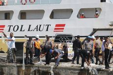 Polisi Tumpahkan 2.000 Liter Miras di Pelabuhan Ambon 