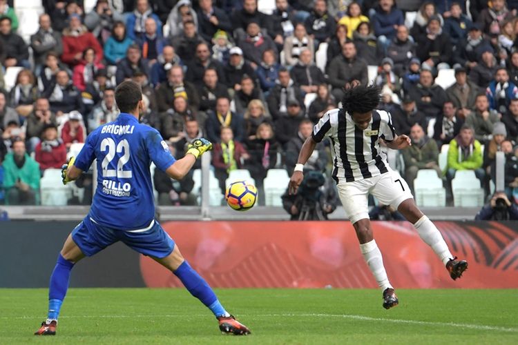 Penyerang Juventus, Juan Cuadrado (kanan), mencetak gol ke gawang Benevento yang dikawal Alberto Brignoli, dalam pertandingan Serie A di Juventus stadium, Turin, Minggu (5/11/2017).
