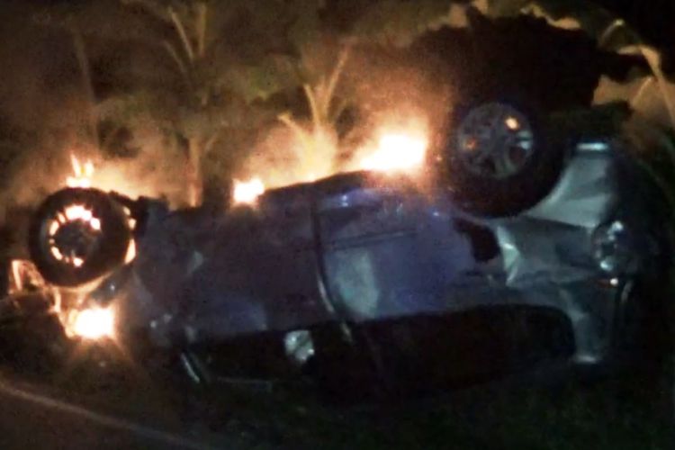 Sebuah kendaraan dibakar massa di Cidaun, Cianjur, Jawa Barat, Sabtu (12/05/2019) malam setelah terlibat tabrak lari yang menewaskan tiga orang remaja.