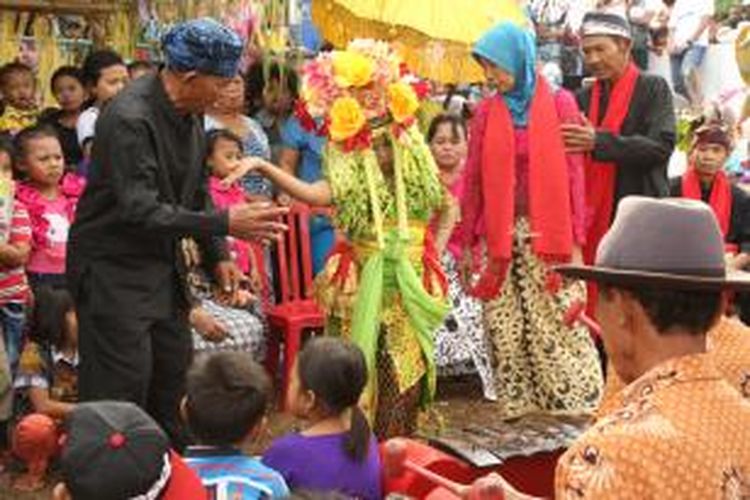 Fidyah Yuliaty, siswi kelas 3 SDN 1 Glagah terpilih sebagai penari Seblang pada ritual Seblang Olehsari yang diadakan selama 7 hari berturut-turut pada bulan Syawal oleh warga Desa Olehsari, Kecamatan Glagah, Kabupaten Banyuwangi, Jawa Timur.