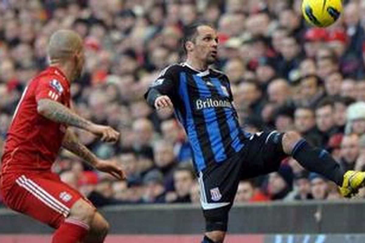 Bek Liverpool, Martin Skrtel (kiri), mengadang gelandang Stoke City, Matthew Etherington, pada lanjutan Premier League, di Anfield, Sabtu (14/1/2012).