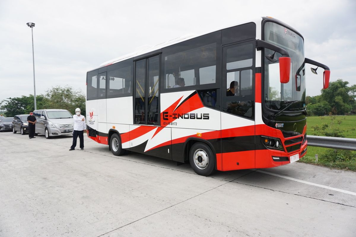 Direktur Utama PT INKA, Budi Noviantoro berdiri di bus listrik bertenaga baterai yang akan diekspor ke Kongo, Afrika Tengah.